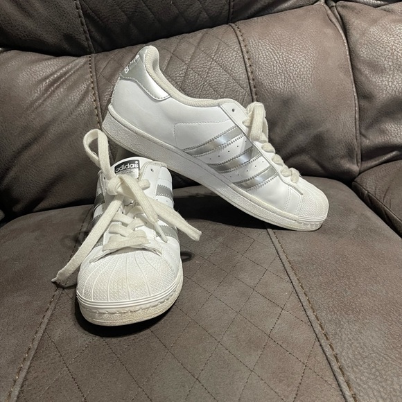 Silver detailed adidas superstars! - Picture 4 of 5